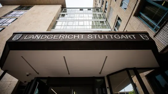 Am Landgericht Stuttgart ist der Zivilprozess der Deutschen Umwelthilfe (DUH) gegen Mercedes-Benz gestartet. (Foto: Christoph Schmidt/dpa)