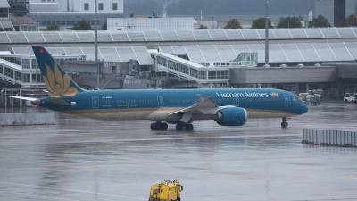  Die Passagiere der Vietnam Airlines müssen auf ihren Abflug warten.  (Foto: Karl-Josef Hildenbrand/dpa)