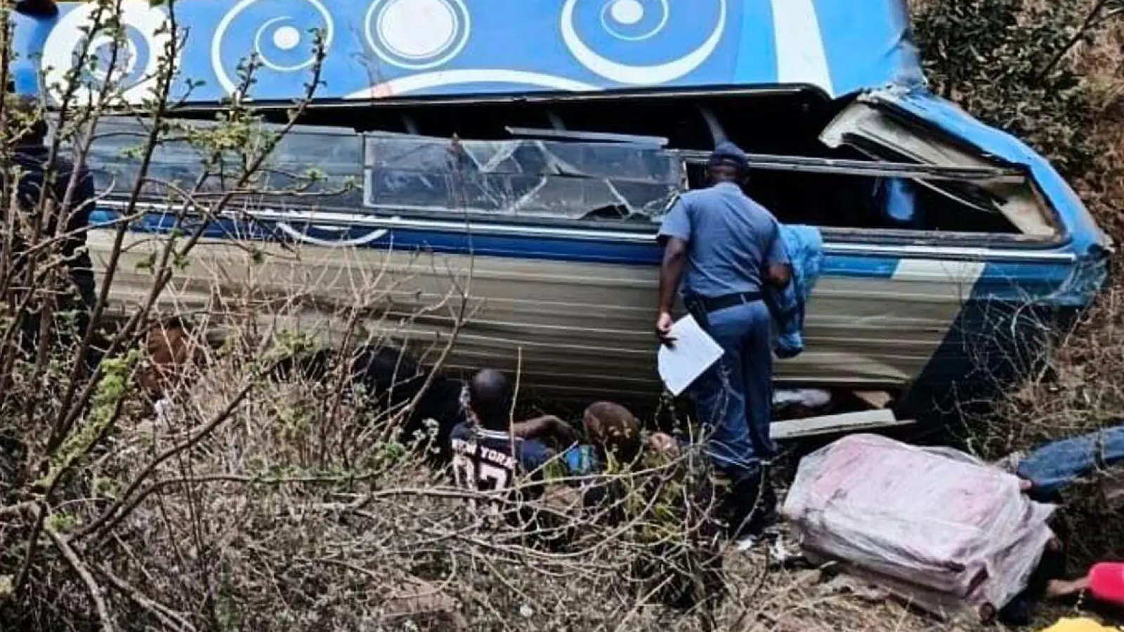 Der Fahrer soll die Kontrolle über den Reisebus verloren haben.  (Foto: Uncredited/South African Department of Transport and Community Safety/AP/dpa)