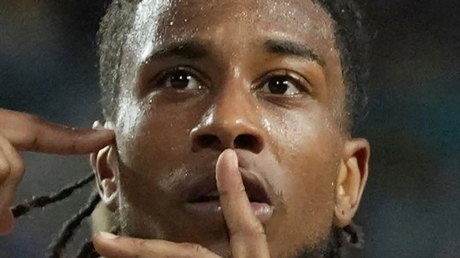 Michael Olise und sein besonderer Torjubel. (Foto: Rebecca Blackwell/AP/dpa)