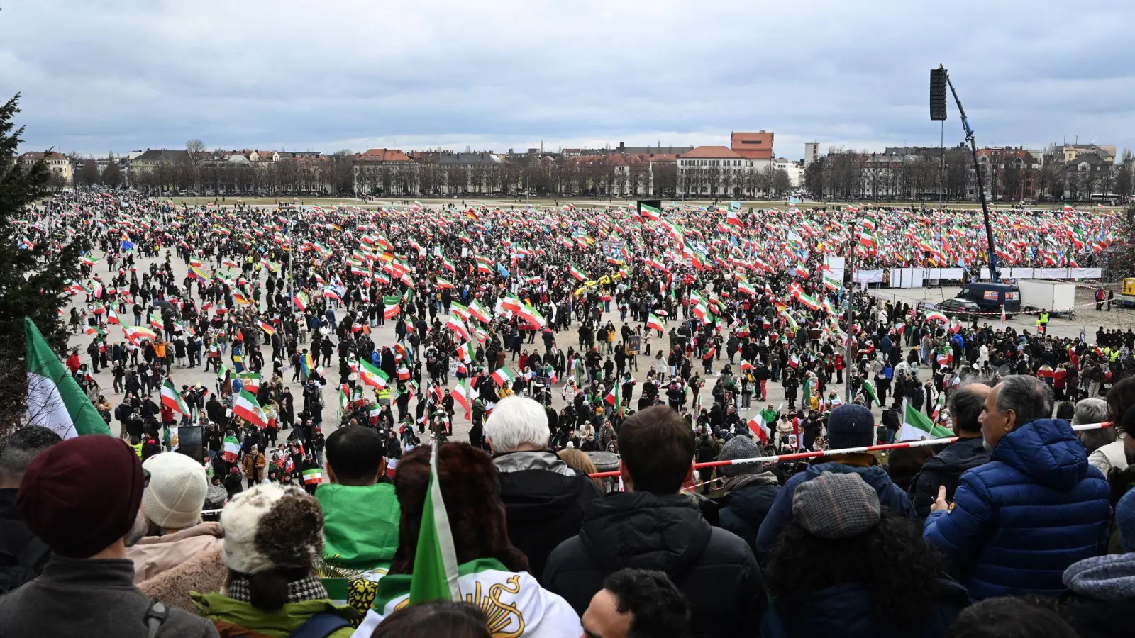 Bis zum Nachmittag zählte die Polizei bereits 200.000 Teilnehmer auf der Iran-Demo auf der Theresienwiese.. (Foto: Felix Hörhager/dpa)
