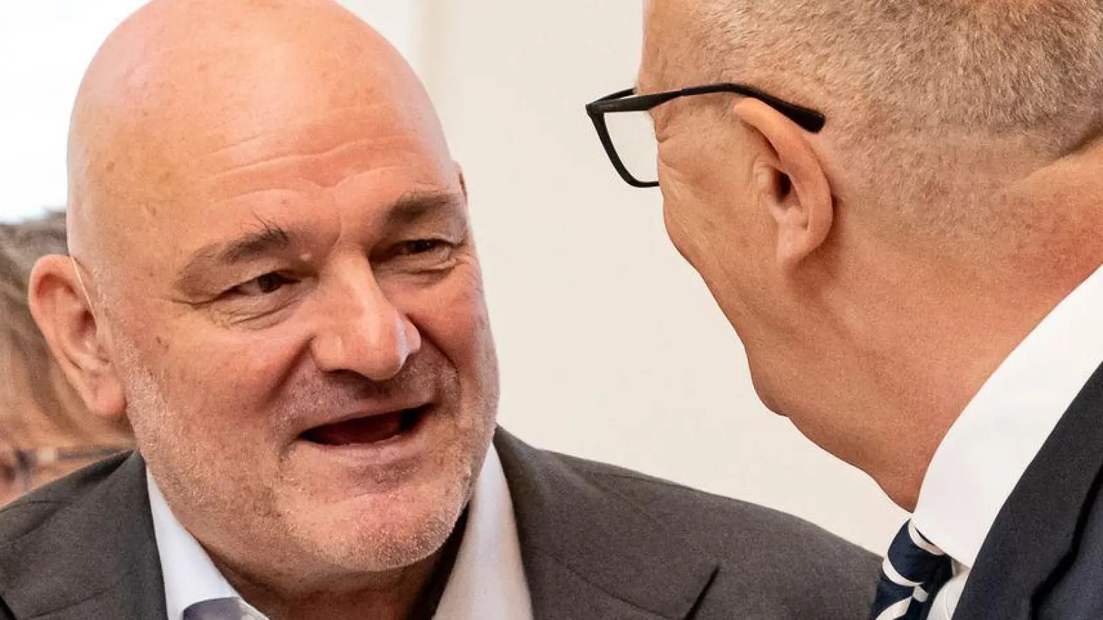 Die SPD/BSW-Koalition mit Ministerpräsident Dietmar Woidke (SPD) und Vize-Regierungschef Robert Crumbach (BSW) berät über zwei in der BSW-Fraktion umstrittene Medienstaatsverträge (Archivbild). (Foto: Fabian Sommer/dpa)