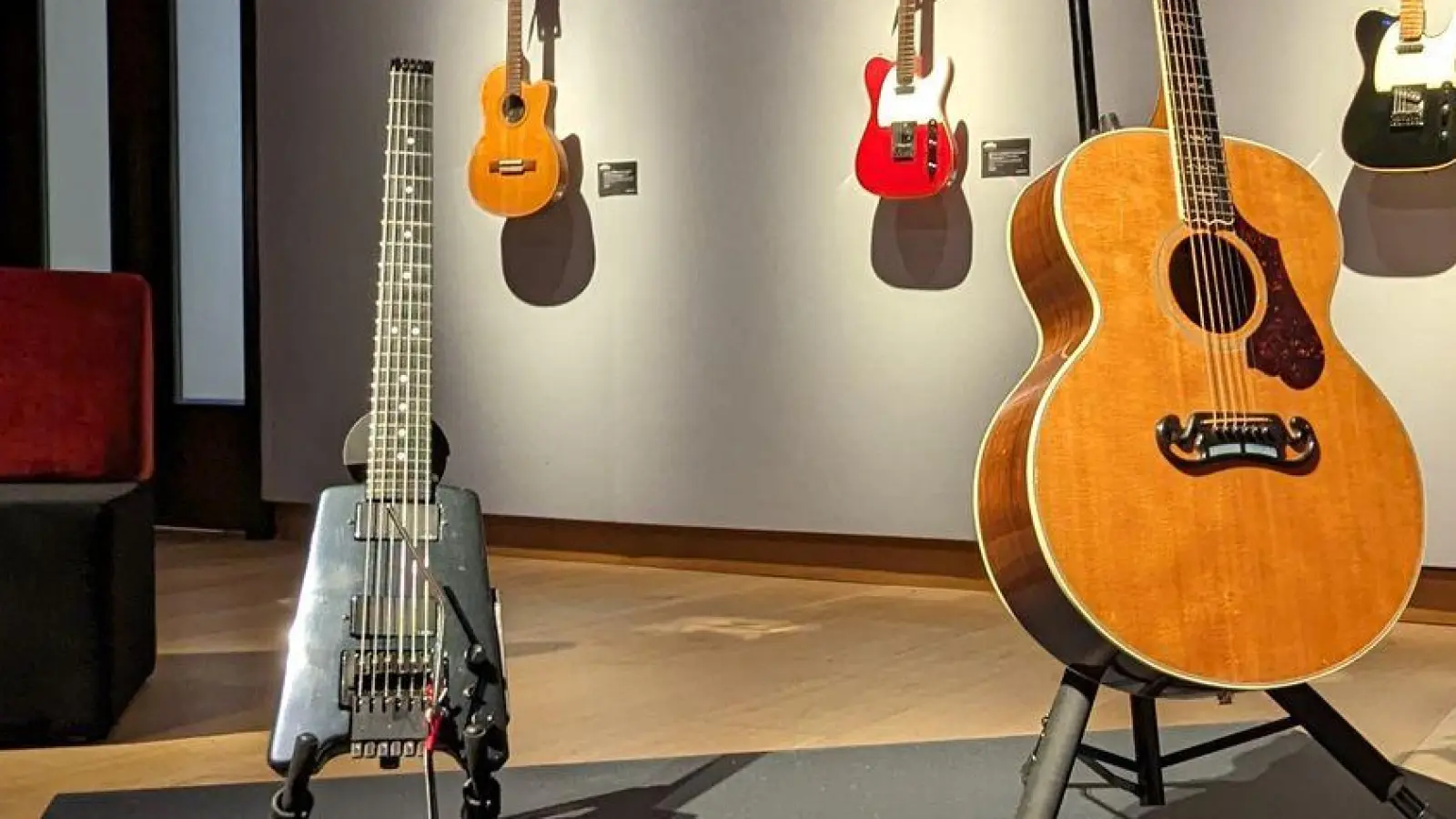 Die Gitarren von Mark Knopfler wurden für mehr als 10 Millionen Euro versteigert. (Foto: Philip Dethlefs/dpa)