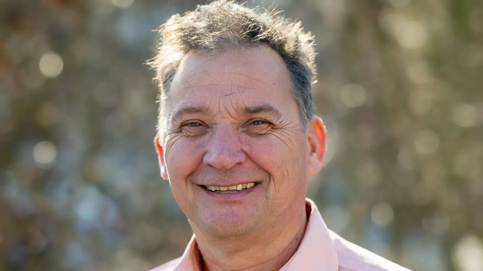 David Schneider (WIR-Liste) hat gut lachen. Er bleibt auf dem Chefsessel im Hagenbüchacher Rathaus, den er seit 2008 besetzt. (Foto: Mirko Fryska)