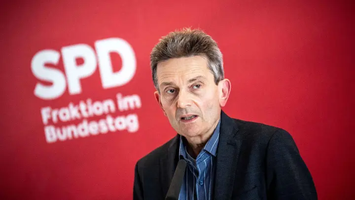 Rolf Mützenich, Vorsitzender der SPD-Bundestagsfraktion, warnt vor einer Deindustrialisierung in Deutschland. (Foto: Michael Kappeler/dpa)