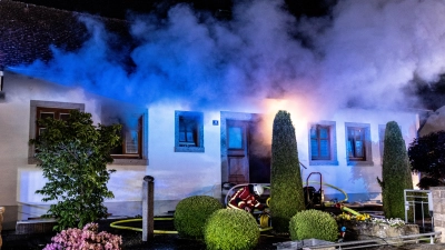 Eine brennende Sauna im Keller eines Wohnhauses hat in Neusitz für Stunden die Feuerwehr beschäftigt. (Foto: NEWS5/Markus Zahn)