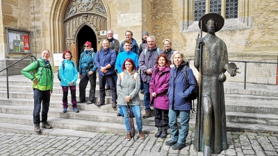 Die Gruppe um Dr. Oliver Gußmann (links) traf sich zum Start an der Jakobsfigur vor der Kirche. Unterwegs beherzigten die Teilnehmer dann die Empfehlung, auch immer wieder allein zu gehen. (Foto: Jürgen Binder)