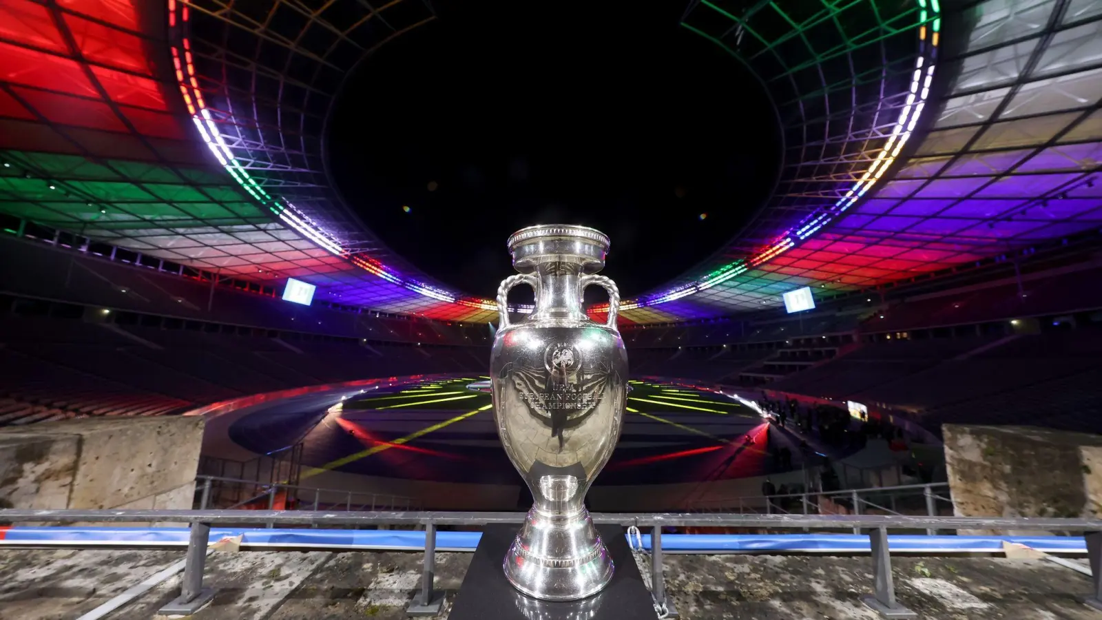 Der Siegerpokal der Fußball-Europameisterschaft 2024 (UEFA 2024) steht im Olympiastadion in Berlin. (Foto: Alexander Hassenstein/Getty-POOL/dpa)