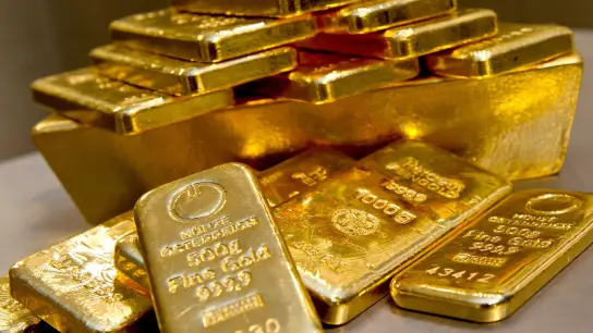 Goldbarren unterschiedlicher Größen liegen in einem Safe. (Foto: Sven Hoppe/dpa/Archivbild)