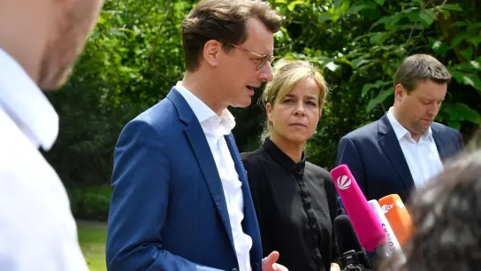 Ministerpräsident Hendrik Wüst (CDU) und die Landesvorsitzende von Bündnis 90/Die Grünen, Mona Neubaur, bei einem Presse-Statement. (Foto: Roberto Pfeil/dpa)