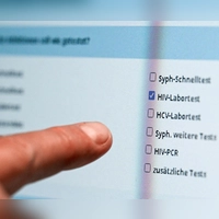 Die Zahl der gemeldeten HIV-Erstdiagnosen blieb 2025 laut bayerischem Gesundheitsministerium nahezu unverändert. (Symbolbild) (Foto: Jens Kalaene/dpa)