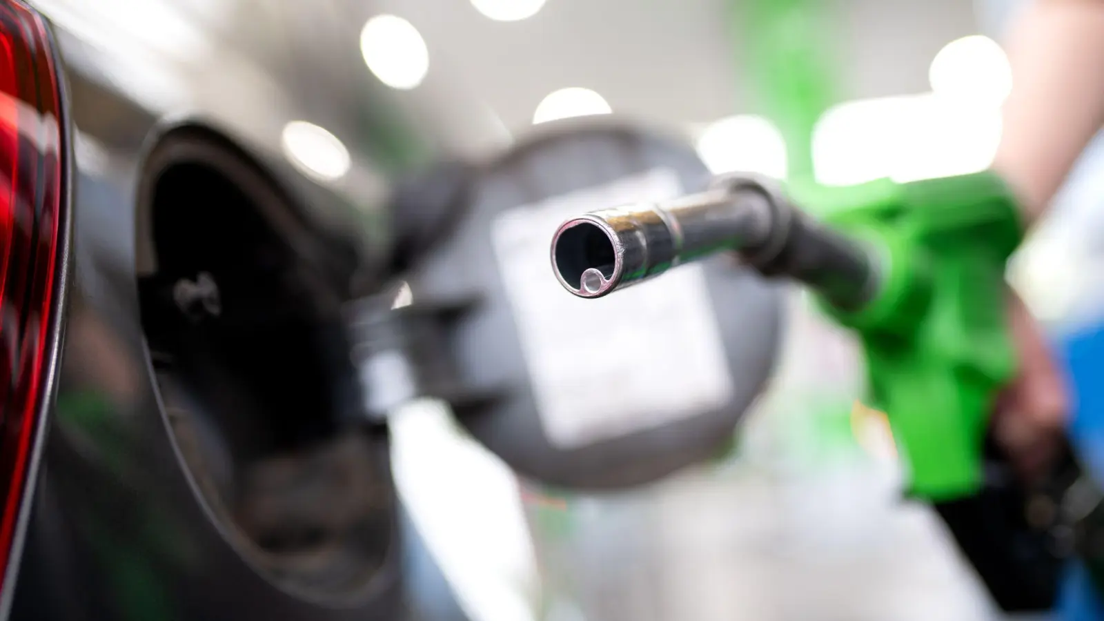 Tanken ist zuletzt billiger geworden - dem ADAC geht es nicht schnell genug. (Archivbild) (Foto: Sven Hoppe/dpa)