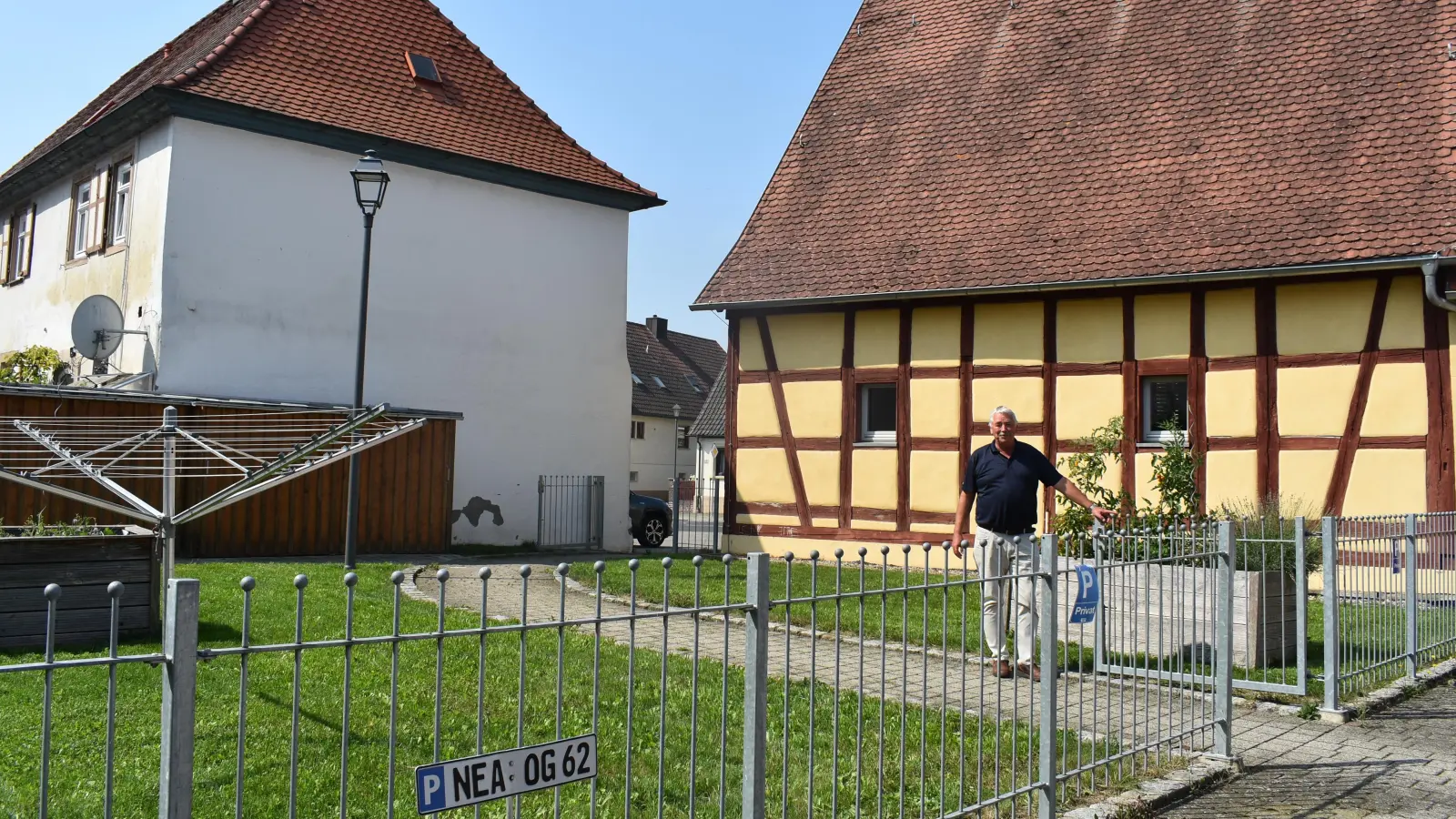 Auf diesem Areal zwischen Dorflinde, betreutem Wohnen und Tagespflege sollen ein oder zwei Bäume gepflanzt und mobile Bäume in Pflanzkisten platziert werden. Letztgenannte sollen im Dorf „wandern”. (Foto: Ute Niephaus)