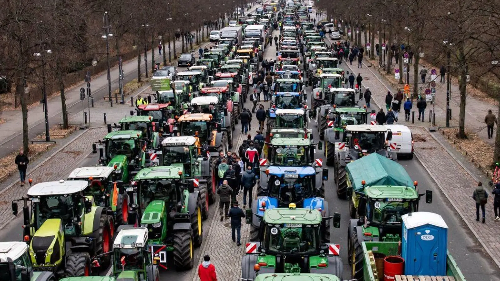 Alles dicht? Der deutsche Bauernverband ruft ab 8. Januar zu einer landesweiten Aktionswoche auf - unter anderem drohen Straßenblockaden. (Foto: Fabian Sommer/dpa/dpa-tmn)