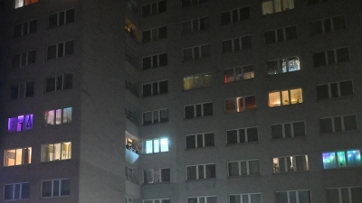 Bei einem Feuer in einem Hochhaus ist ein Kind gestorben. (Foto: Annette Riedl/dpa)