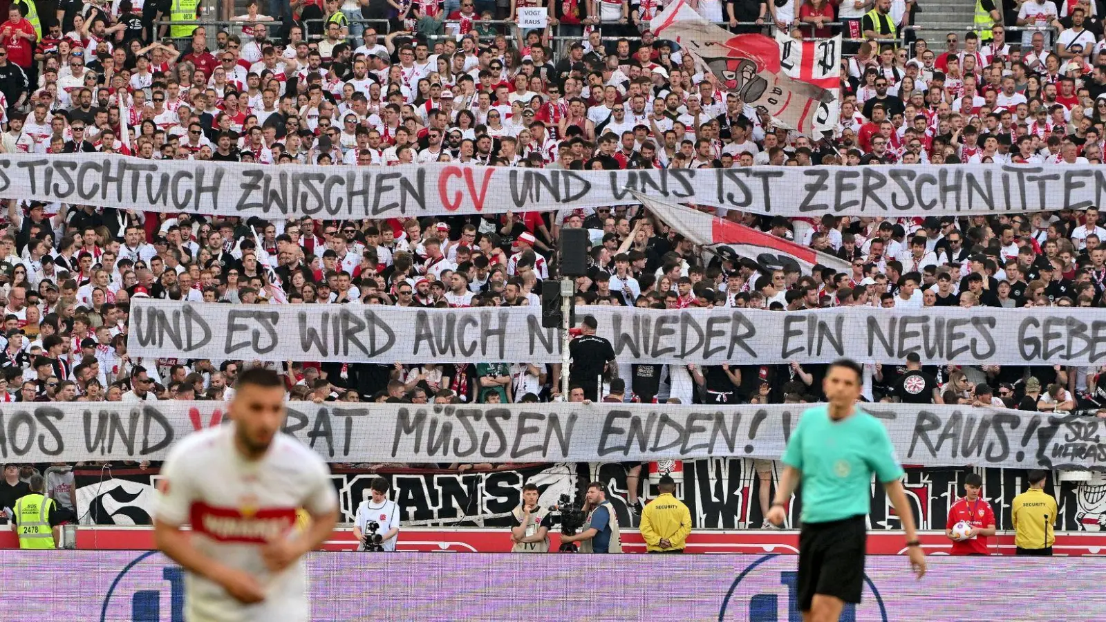Stuttgarter Fans halten Banner mit Parolen gegen die Vereinsführung hoch. (Foto: Jan-Philipp Strobel/dpa)