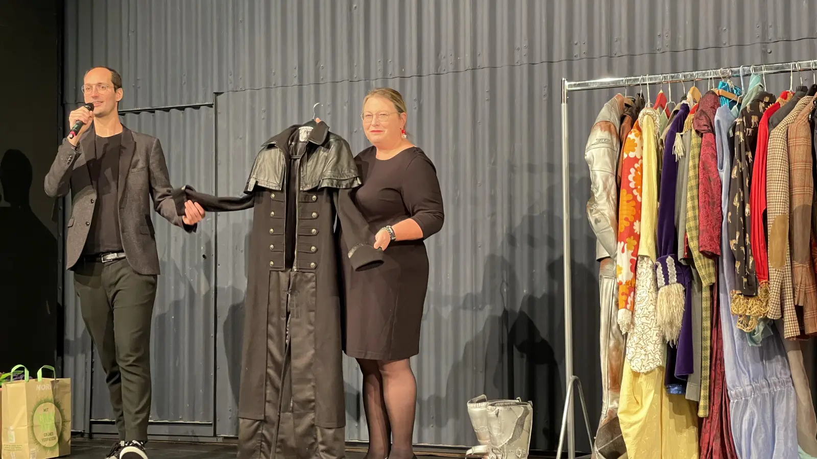 Jan Holtappels und Vera Goth vom Theater-Team preisen einige ziemlich schrille Kostüme an.  (Foto: Lara Hausleitner)