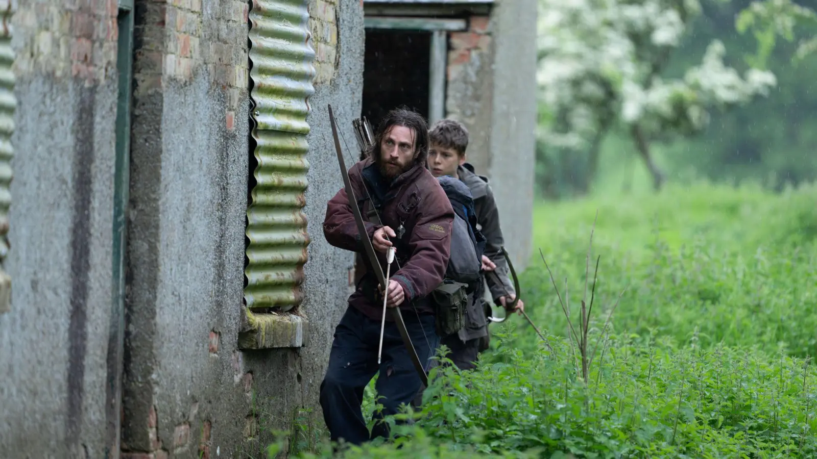 Jamie (Aaron Taylor-Johnson) erkundet mit seinem Sohn Spike (Alfie Williams) das Festland, wo es vor Infizierten wimmelt. (Foto: -/Sony/dpa)