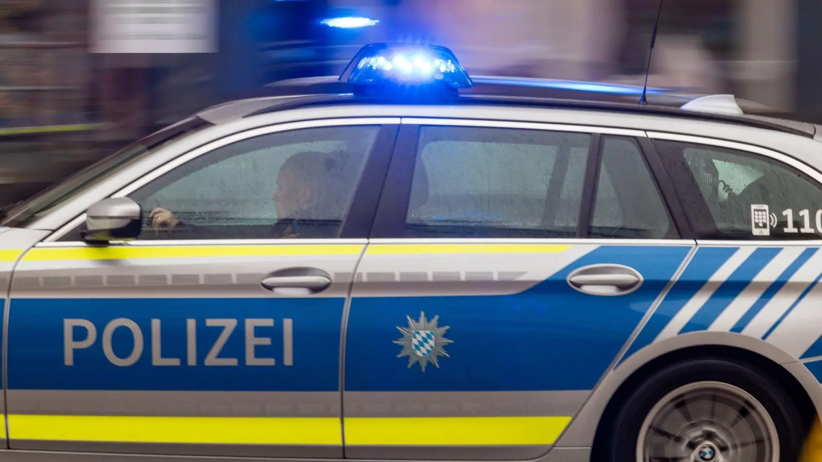 Ein Autofahrer ist in München mit insgesamt zehn geparkten Wagen zusammengestoßen. (Symbolbild) (Foto: Peter Kneffel/dpa)