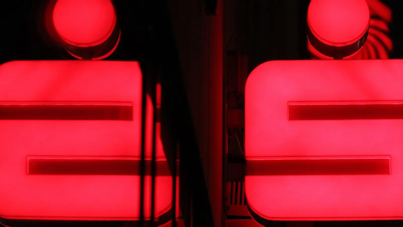 Die Sparkassen suchen nach einer langen Phase des Stellenabbaus nun wieder Personal. (Archivbild) (Foto: Karl-Josef Hildenbrand/dpa)