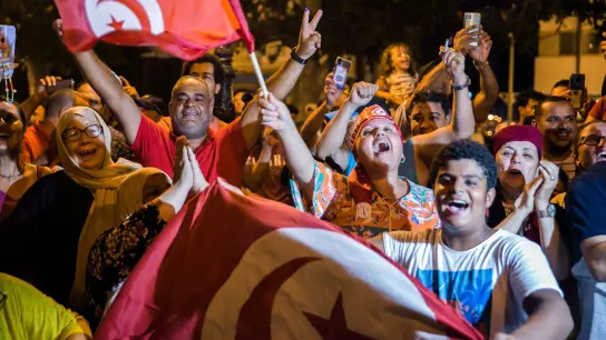 Anhänger des tunesischen Präsidenten Saied feiern in Tunis. (Foto: Riadh Dridi/AP/dpa)
