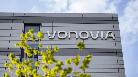 Das Logo des Wohnungsunternehmens „Vonovia“ ist an der Firmenzentrale in bochum: Deutschlands größtes Immobilienunternehmen hat seine Geschäftszahlen für das erste Halbjahr veröffentlicht. (Foto: Marcel Kusch/dpa)