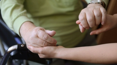 Bayern fordert mehr Bundesmittel für Pflegeversicherungen. (Symbolbild) (Foto: Jens Kalaene/dpa-Zentralbild/dpa)