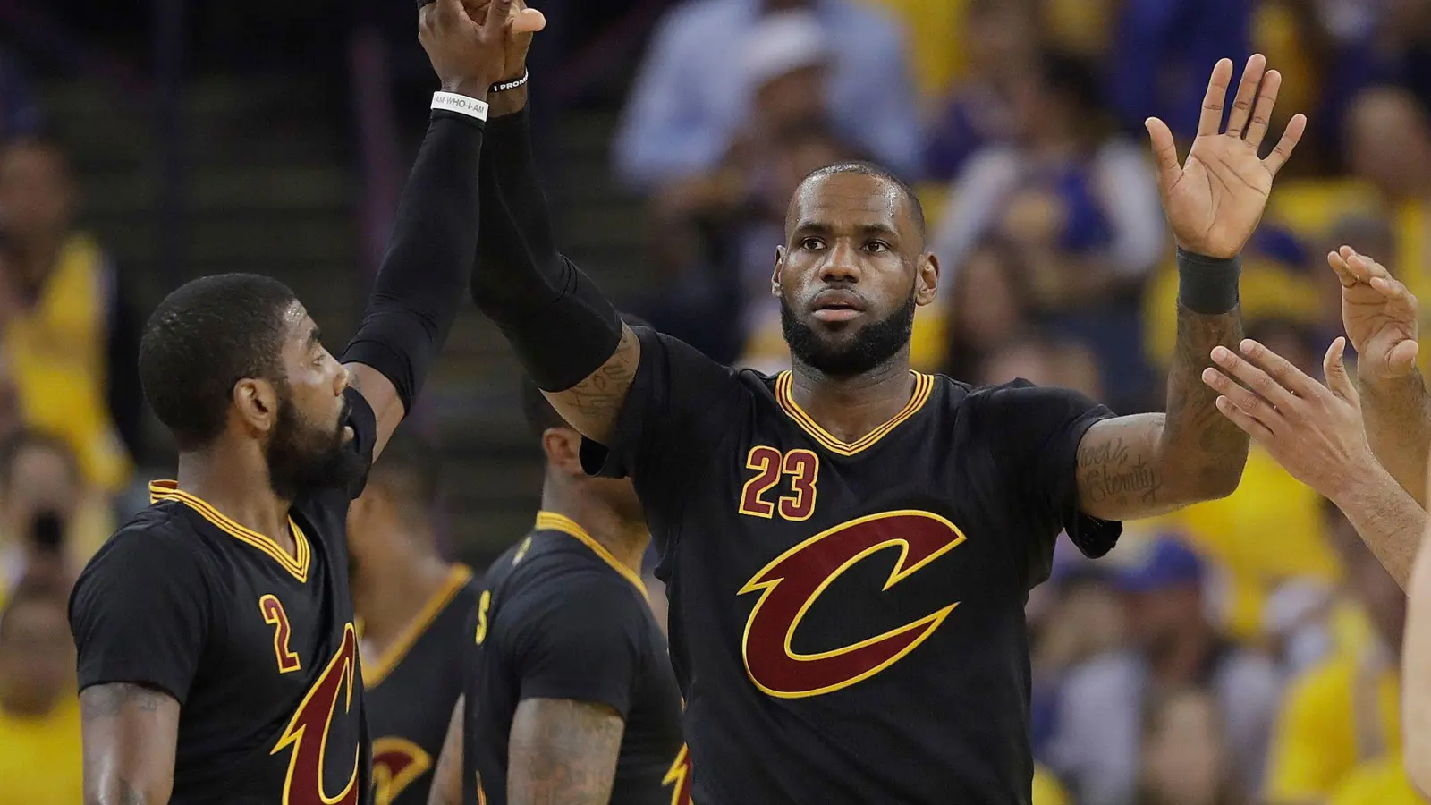 Spielten bereits bei den Cleveland Cavaliers zusammen: LeBron James (r) und Kyrie Irving im Jahr 2017. (Foto: Marcio Jose Sanchez/AP/dpa)