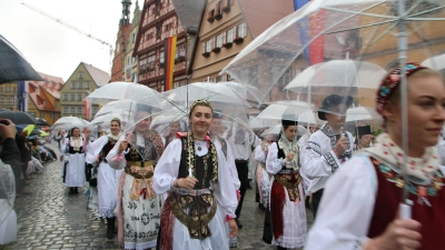 Im strömenden Regen zogen 2022 die Siebenbürger Sachsen anlässlich ihres Trachtenumzugs durch die Dinkelsbühler Altstadt. Heuer hoffen sie auf besseres Wetter. (Foto: Martina Haas)