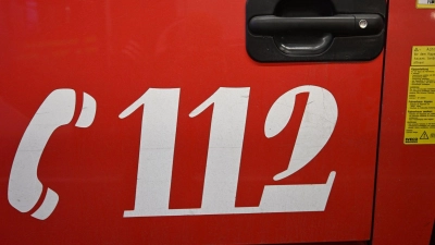 Die Feuerwehr deckte Teile des Dachs ab, um den Brand löschen zu können. (Symbolbild) (Foto: Felix Hörhager/dpa)