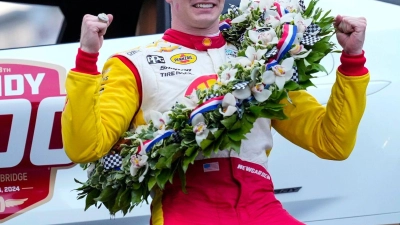Josef Newgarden feiert nach seinem Sieg auf dem Indianapolis Motor Speedway. (Foto: AJ Mast/AP/dpa)