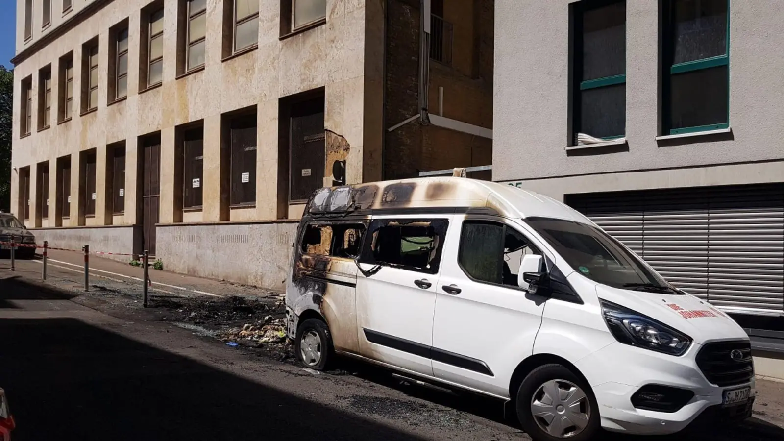 Ein ausgebranntes Auto vor dem türkischen Konsulat in Stuttgart. (Foto: Andreas Rosar/Fotoagentur Stuttgart/dpa)