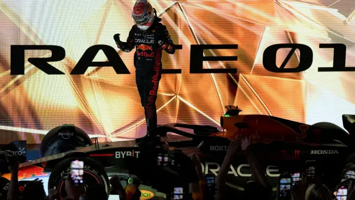 Max Verstappen feiert seinen Sieg in Bahrain. (Foto: Frank Augstein/AP/dpa)