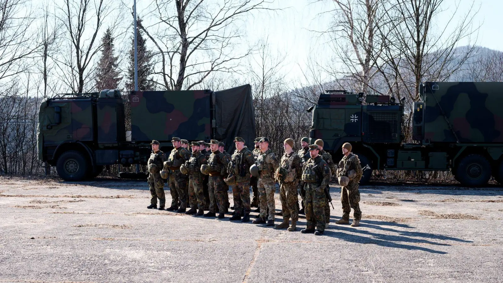 Eine Gruppe Soldaten der NATO Response Force steht auf dem Gelände des Gefechtssimulationszentrums. (Foto: Daniel Vogl/dpa/Archivbild)
