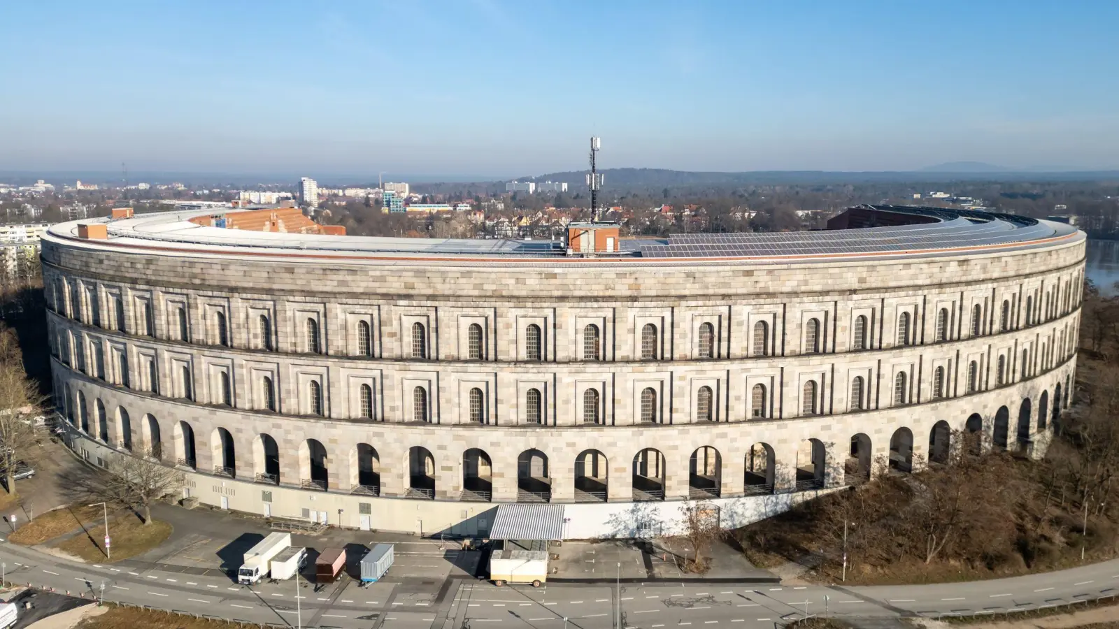 In der Kongresshalle wollte Hitler einst während der Reichsparteitage seine Reden halten. Die Nazis haben das monumentale Bauwerk aber nie fertiggestellt. (Archivbild) (Foto: Daniel Karmann/dpa)