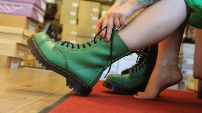 Wer vegan leben möchte, kann auch bei Schuhen auf tierische Produkte verzichten. Doch sind die Treter deshalb auch gleich nachhaltiger? Dafür muss man genauer hingucken. (Foto: Jens Kalaene/dpa-Zentralbild/dpa-tmn)