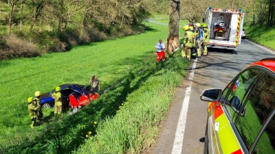 Der junge Fahrer und sein Fahrzeug landeten nach dem Kontakt mit einem Baum am Fuß der Böschung, wo der 25-Jährige von Rettungskräften geborgen wurde. (Foto: Rainer Weiskirchen)