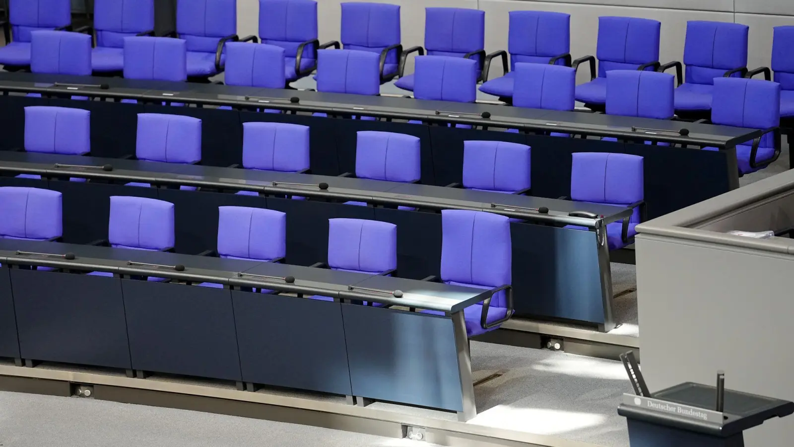 Die Regierungsbank bleibt zu oft leer, bemängelt Bundestagspräsidentin Julia Klöckner in einem Brief. (Archivbild) (Foto: Kay Nietfeld/dpa)