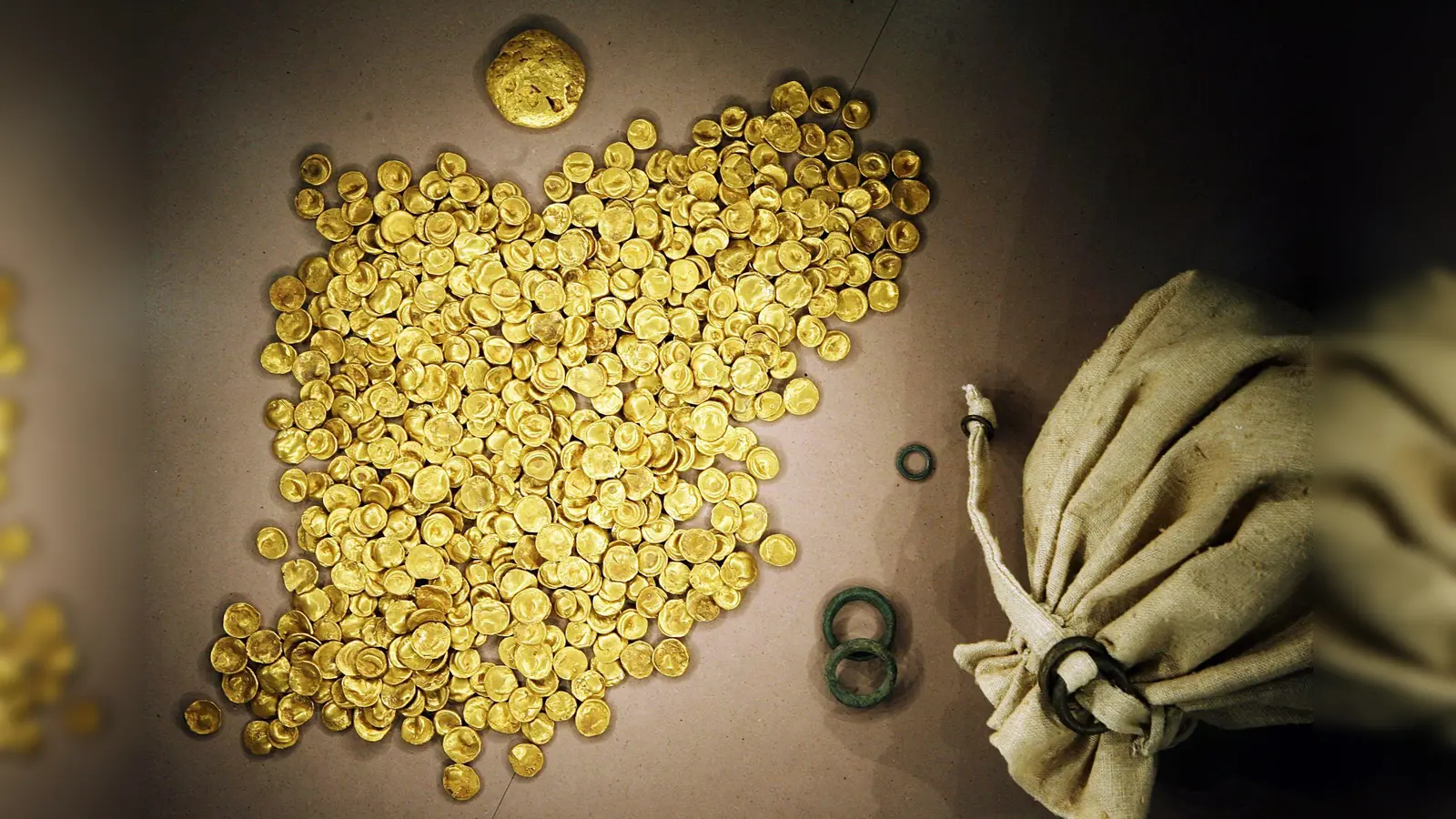 Der 3,7 Kilogramm schwere Kelten-Goldschatz wurde einst in einer Bodenvitrine im Museum in Manching ausgestellt. (Archivbild)  (Foto: Frank Mächler/dpa)