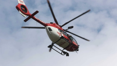 Der verletzte Motorradfahrer wurde mit einem Hubschrauber in ein Klinikum geflogen. (Symbolbild)  (Foto: Bodo Schackow/dpa)