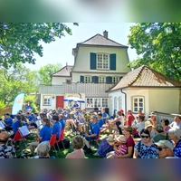 Der Garten der Familie Scheurer kam als Konzertstätte gut an. Das Bild entstand beim Auftritt des Stadt- und Jugendblasorchesters.  (Foto: Jürgen Binder)