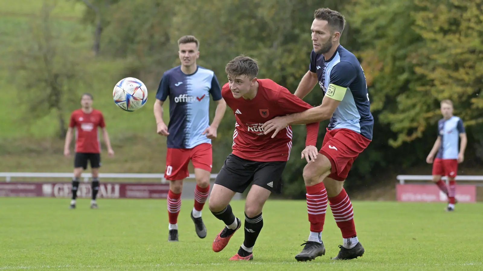 Oscar Ladenburger (Mitte, gegen den Duracher Kapitän Tobias Steidle) wird aufgrund des Fehlens von Simon Babel am Sonntag voraussichtlich in vorderster Reihe stürmen. (Foto: Martin Rügner)