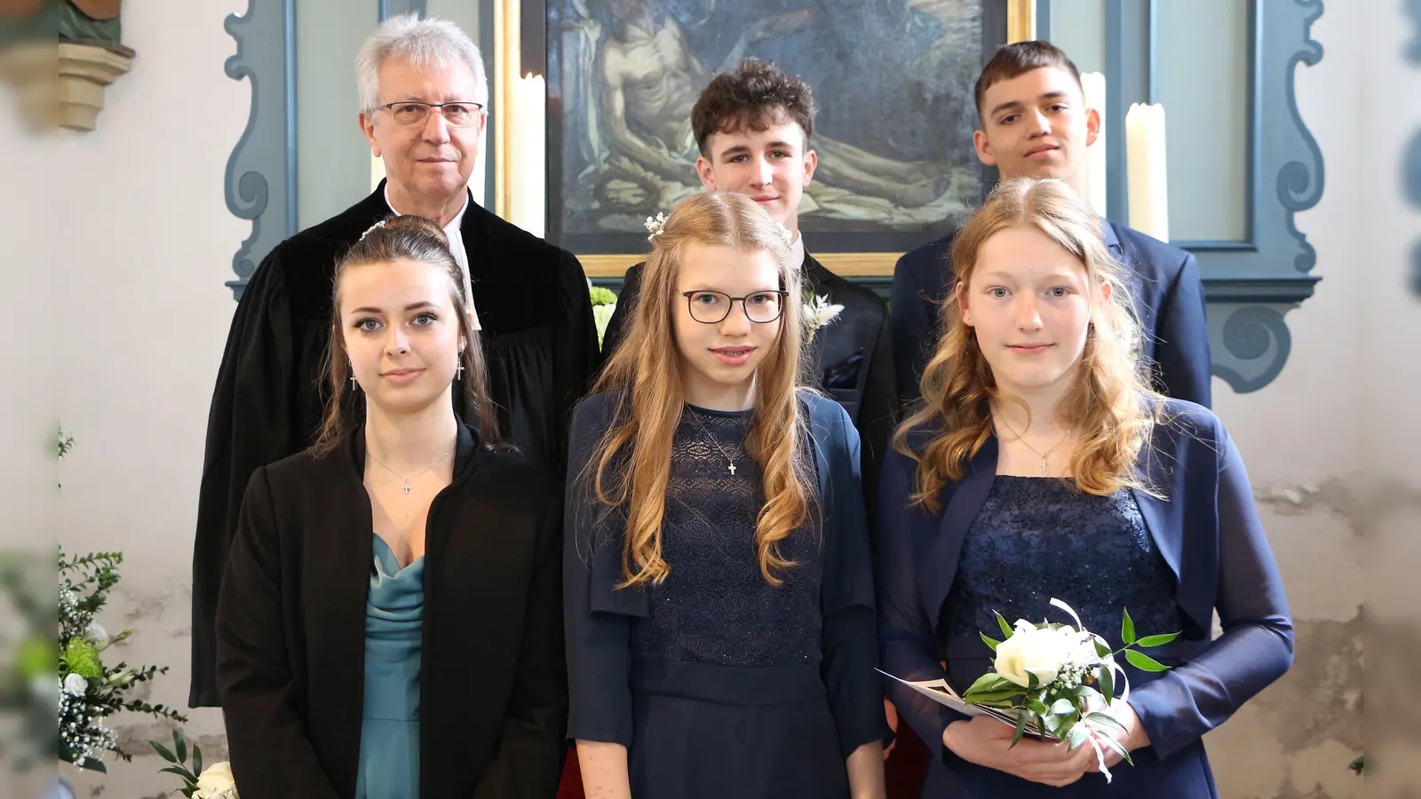 Auch in Külsheim (Bad Windsheim) bekannten sich bei der Konfirmation Jugendliche zum Glauben. Mit dabei war auch Pfarrer Valdir Weber. (Foto: Elke Seemann)