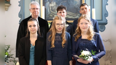 Auch in Külsheim (Bad Windsheim) bekannten sich bei der Konfirmation Jugendliche zum Glauben. Mit dabei war auch Pfarrer Valdir Weber. (Foto: Elke Seemann)