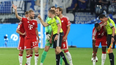 Die Bayern-Spieler beschweren sich bei Schiedsrichter Robert Schröder. (Foto: Fabian Strauch/dpa)