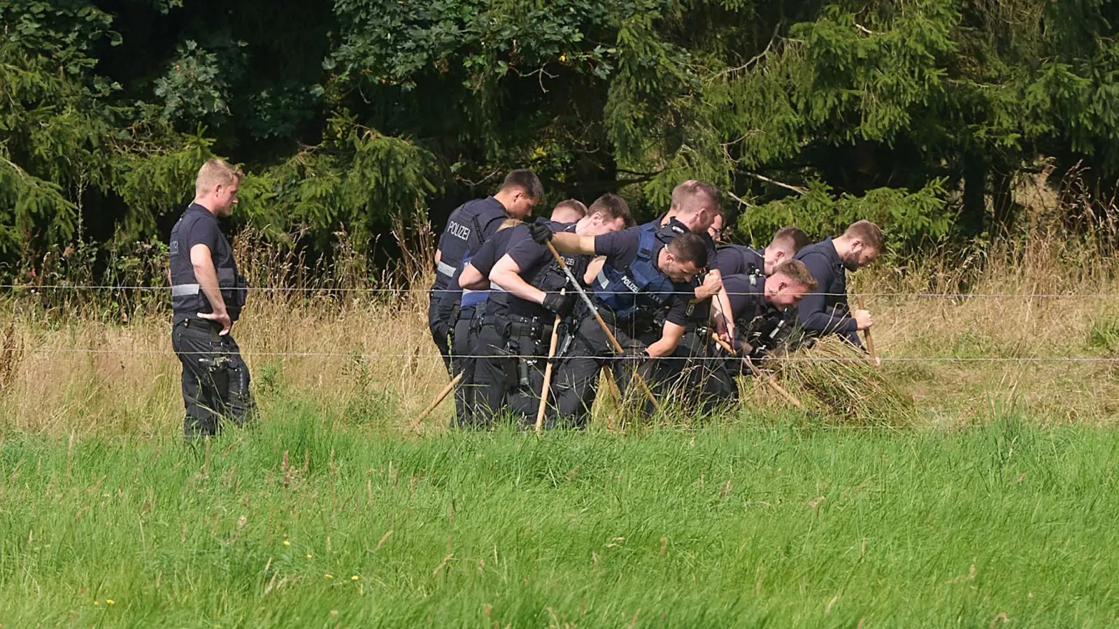 Polizisten sicherten nach dem Leichenfund Spuren. (Foto: Thomas Frey/dpa)