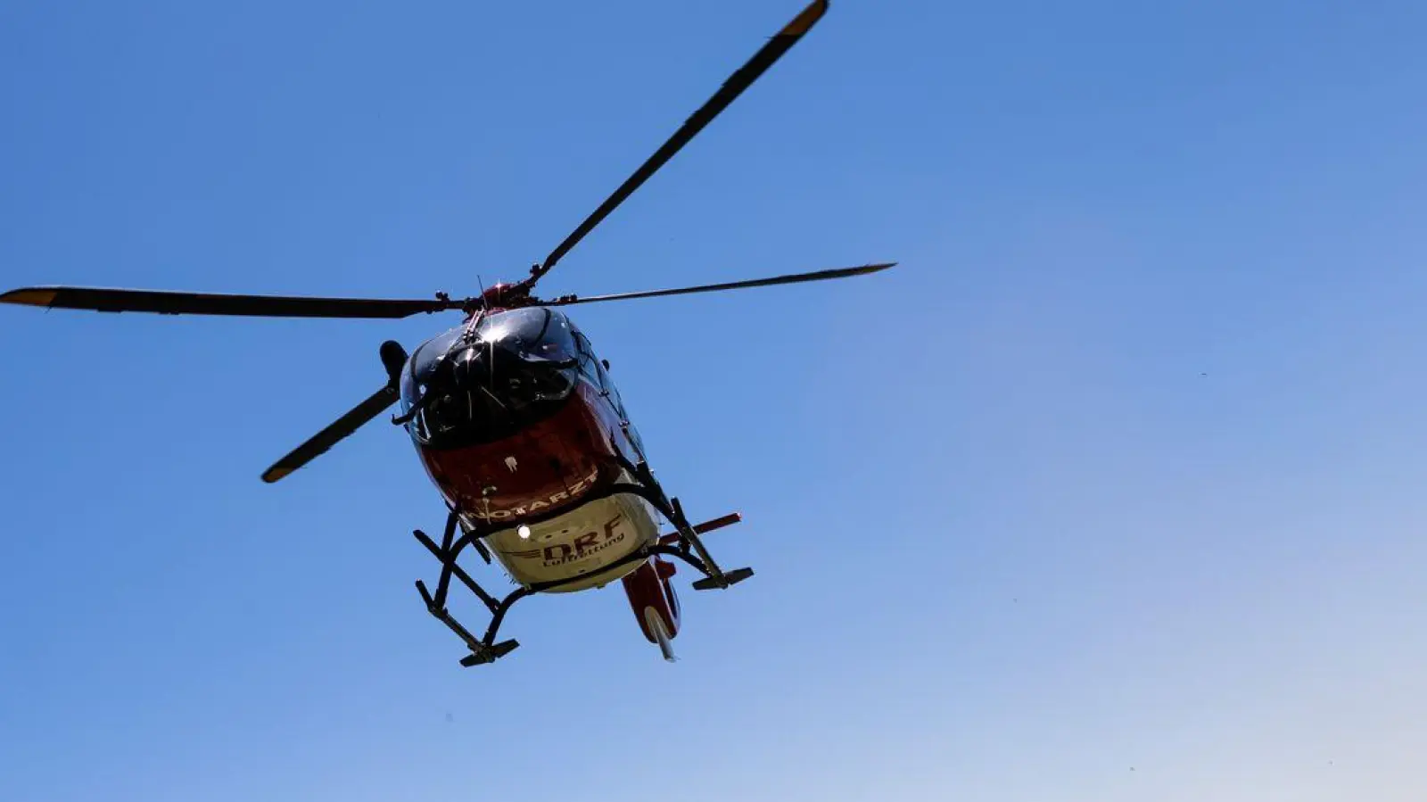 Ein Rettungshubschrauber brachte den Mann ins Krankenhaus. (Symbolbild) (Foto: Philipp von Ditfurth/dpa)
