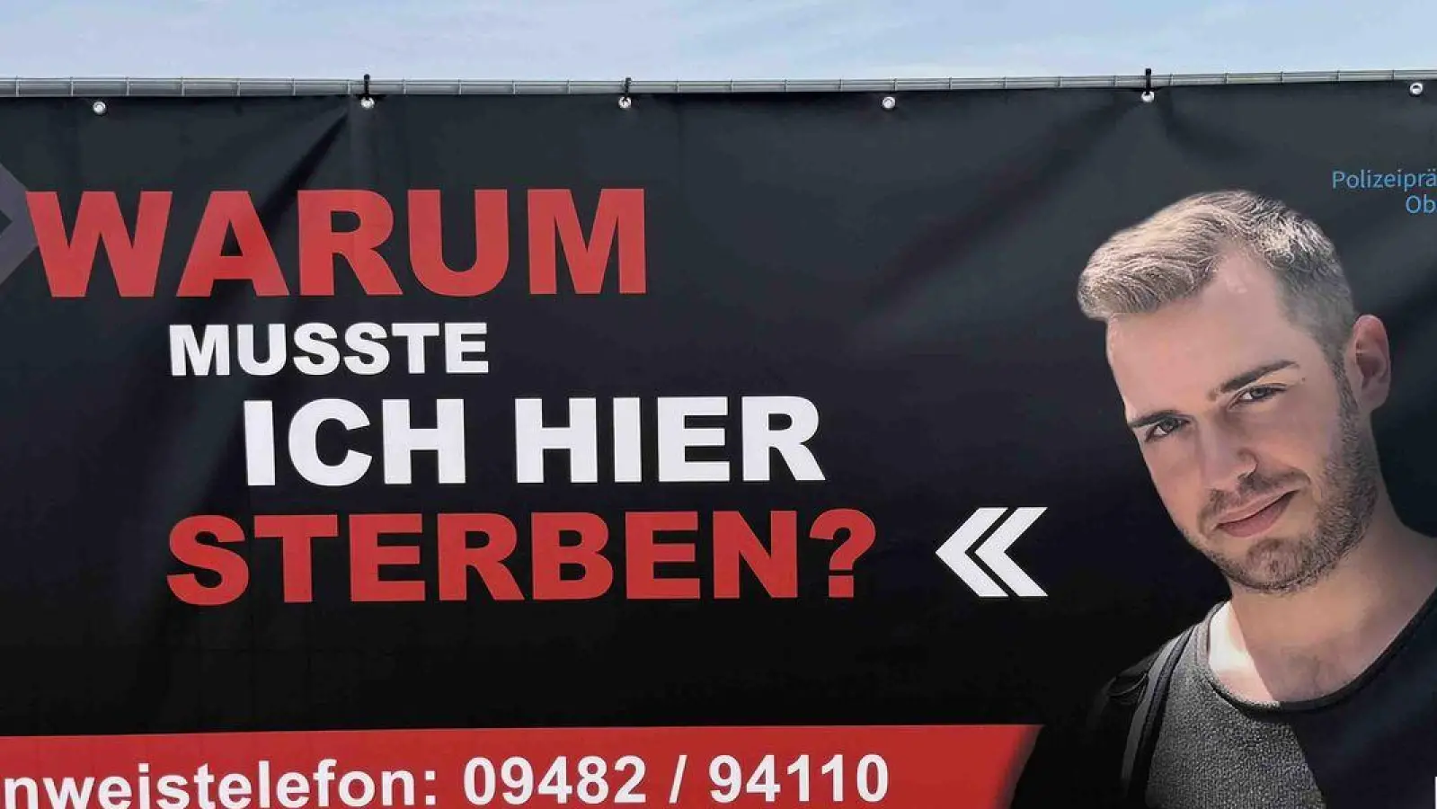 Mit diesem Banner will die Polizei neue Hinweise erlangen.  (Foto: Bäumler/Polizeipräsidium Oberpfalz/dpa)