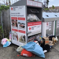Viele Kleidercontainer quellen inzwischen regelmäßig über. Der Landkreis Ansbach sucht nach Möglichkeiten, das Problem in den Griff zu bekommen. (Foto: Thomas Schaller)