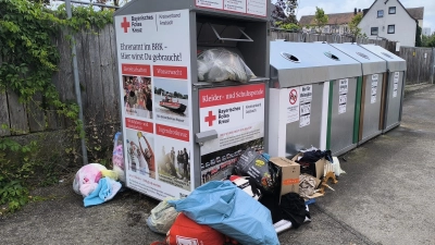 Viele Kleidercontainer quellen inzwischen regelmäßig über. Der Landkreis Ansbach sucht nach Möglichkeiten, das Problem in den Griff zu bekommen. (Foto: Thomas Schaller)